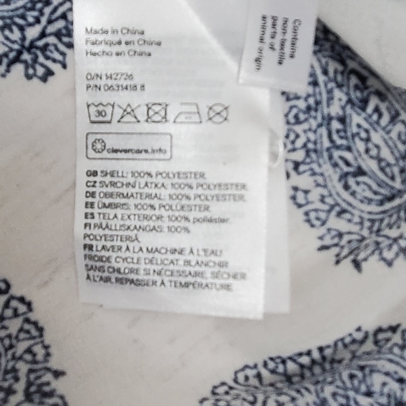 Sleeveless blouse in airy chiffon. Collar, buttons at front, and a rounded hem. - Picture 11 of 11